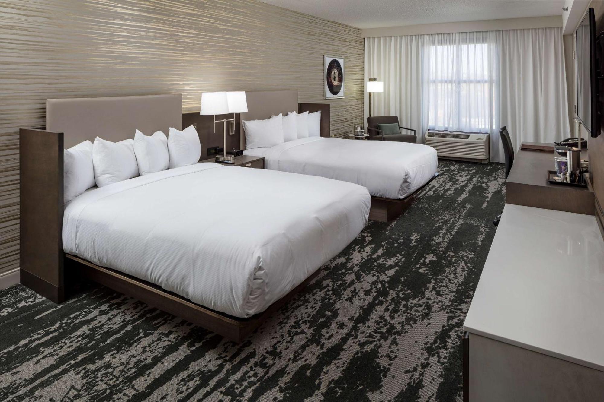 Doubletree By Hilton Boston Logan Airport Chelsea Hotel Екстериор снимка